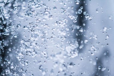 yukarı akan su damlaları