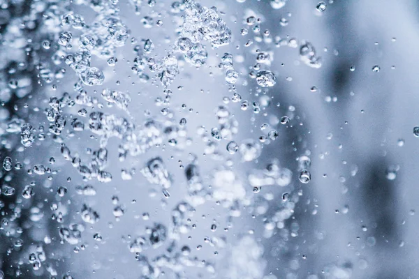 yukarı akan su damlaları