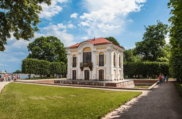 Hermitage paviljong i Peterhof Royaltyfria Stockbilder