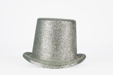 Beyaz arka plan üzerinde gümüş uzun boylu şapka