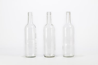 Üç boş cam şişe