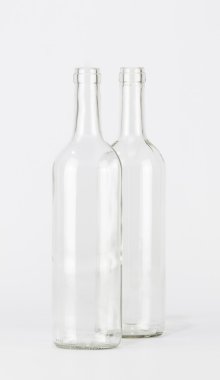 İki boş cam şişe