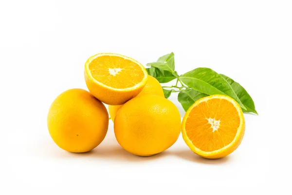 Taze portakal ile izole yapraklar beyaz arka plan üzerinde