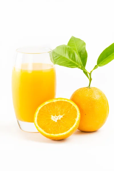 Помаранчевий сік та апельсини ізольовані на білому фоні — стокове фото