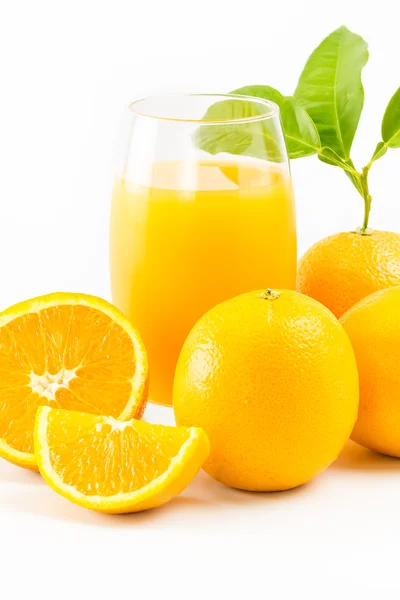 Помаранчевий сік та апельсини ізольовані на білому фоні — стокове фото