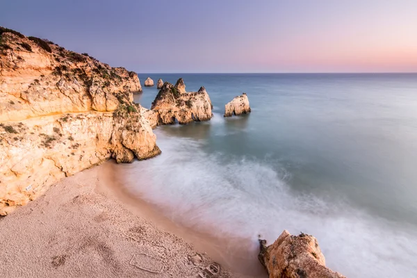 Playa de los tres hermanos del acantilado de Portimao, Algarve, Portugal . — Foto de Stock