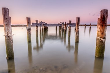 Eski ahşap iskele batımında kırık nehir Barbate, Cadiz, İspanya
