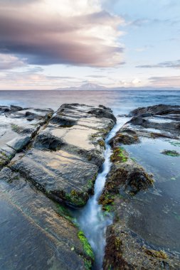 Su girişi. Flysch içinde çatlak. Cebelitarık Boğazı.