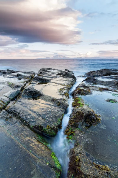 Su girişi. Flysch içinde çatlak. Cebelitarık Boğazı.