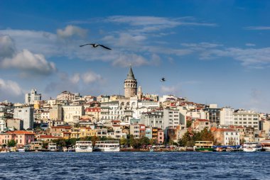 Istanbul manzarası ile Eminönü Istanbul, Türkiye'de Haliç ve Galata Kulesi.