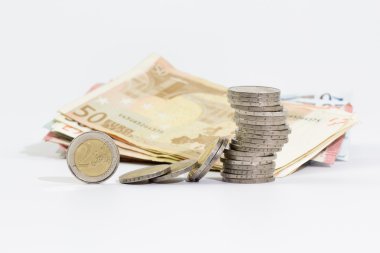 üst üste 2 euro sikke ve euro banknot