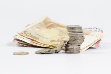 üst üste 2 euro sikke ve euro banknot