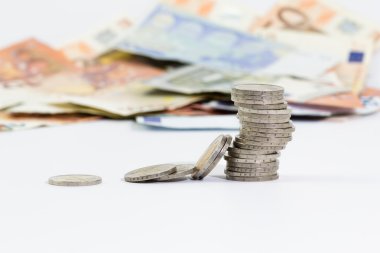 üst üste 2 euro sikke ve euro banknot
