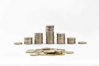 2 euro sikke yığılmış ve bazı 1 euro dağınık