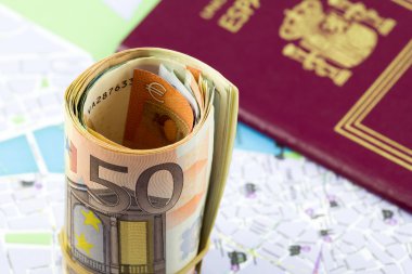 Bir arka plan ve İspanyol pasaportu olarak harita üzerinde 50 Euro yerleştirilmiştir