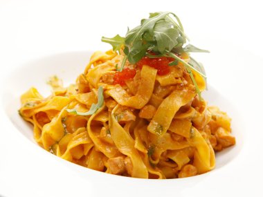 Taze domates ile attı lezzetli taze makarna