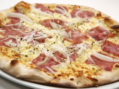 Güzel taze pizza jambon ve soğan ile
