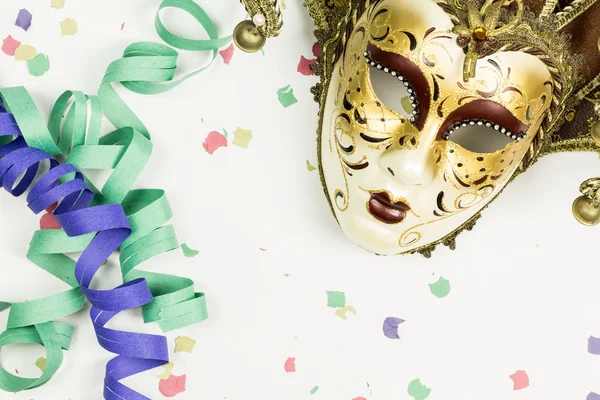 Karneval venezianische Maske, Konfetti und Luftschlangen — Stockfoto