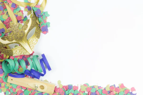 Маска для карнавала, конфетти и стримеры — стоковое фото