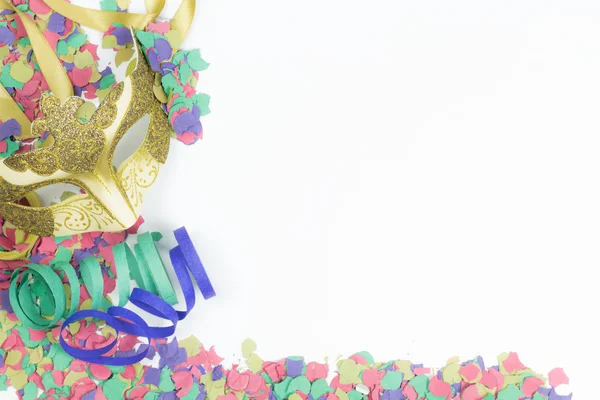 Венеціанський карнавал маску, конфетті та розтяжки — стокове фото