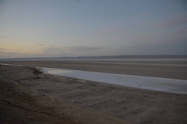 Chott El Jerid Tunus 'un kuru tuz düzlüklerinde gün batımı