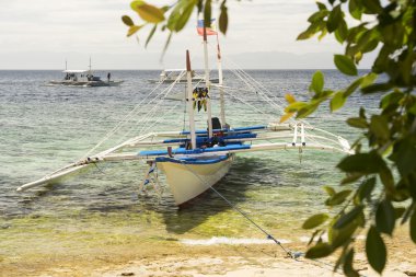 Yüzey tropikal deniz Filipin bayrağı ile dalış teknesi