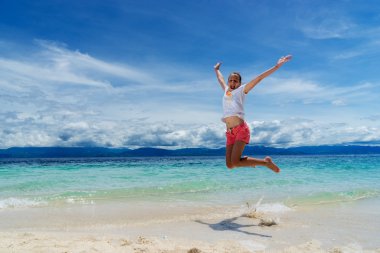 juming beyaz kumları ve mavi gökyüzü ile sahilde genç kızdır