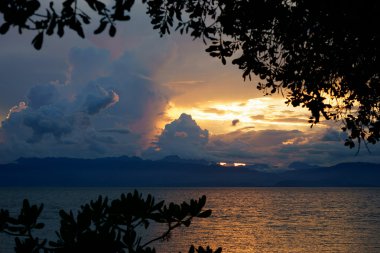 İnanılmaz koyu renkler günbatımında sakin tropikal deniz Filipin dalgıçlar tekne ile