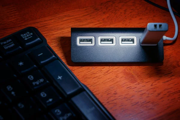 Bellek kartı klavye yakınındaki masada olan siyah Usb hub