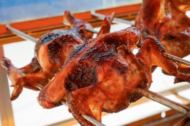 Lezzetli çıtır tavuk şiş yangın yukarıda üzerinde ızgara