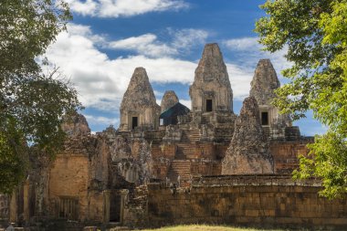 Antik tapınak ağaç kuleleri
