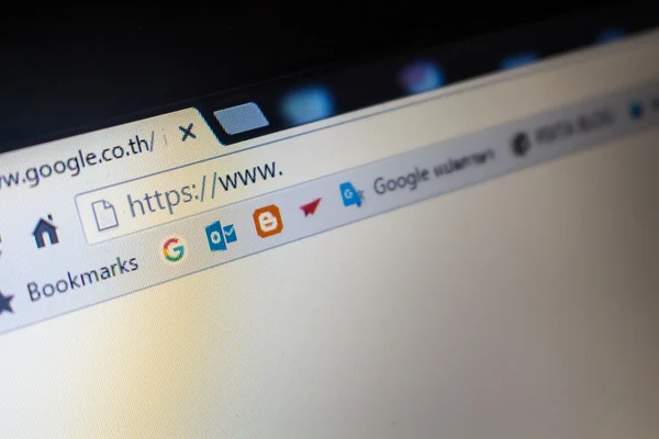 Bangkok, Tayland - 10 Ocak 2016: iletişim ve teknoloji kavramı göstermek için web tarayıcı görüntü portre