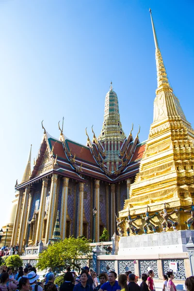 Bangkok, Tailandia - 1 de enero de 2016 en el nuevo año de tailandia masa de viajes turísticos en wat phra kaew. wat phra kaew es uno de destino de viajero en Tailandia — Foto de Stock