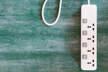 Kara tahta arka plan ile adaptör güç girişi