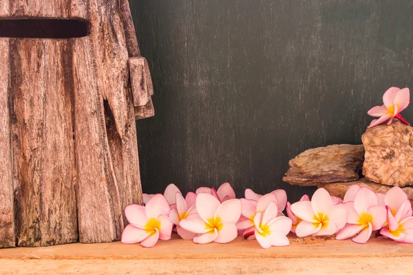 Plumeria avec moulin à vent en bois et fond de tableau — Photo