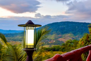 Khao Kho lamba ile renkli günbatımında merak ediyorum