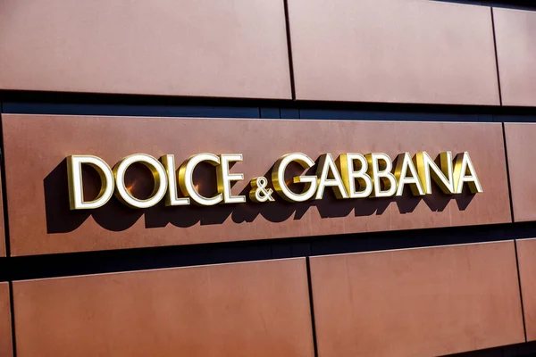 Florença, ITÁLIA 8 de dezembro de 2011: Dolce Gabbana Florence Store Logo Itália montado na parede de mármore da Dolce Gabbana Store na Via de Tornabuoni, o coração do bairro comercial de alta classe de Florença Imagem De Stock