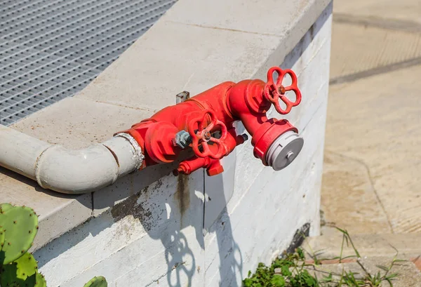 Alter roter Feuerhydrant in der Straße. Brandschutz für den Notfall — Stockfoto