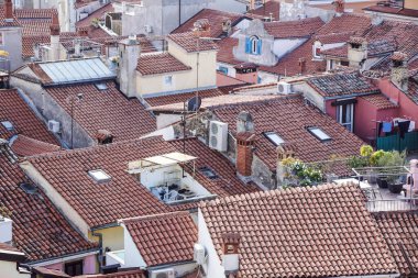 Çatı katı. Dubrovnik Eski Kasabası 'nın duvarlarının tepesinden alınan fayanslı çatı ve manzaralı ufuk çizgisi,