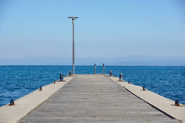 在海里的码头。在蓝天的美丽的海面上轻轻掠过 — 图库照片