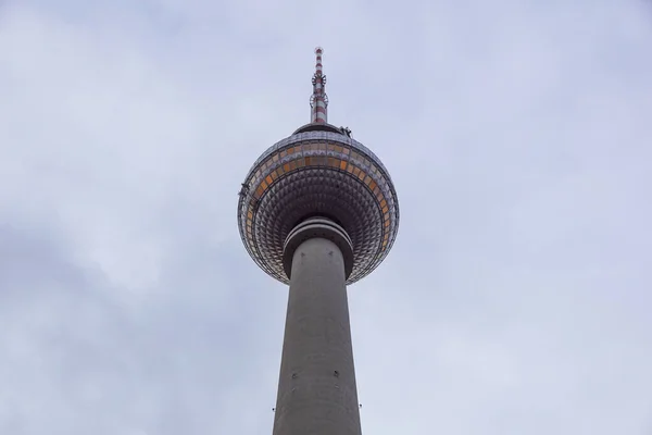 De tv-toren gelegen op de Alexanderplatz in Berlijn, Duitsland — Stockfoto