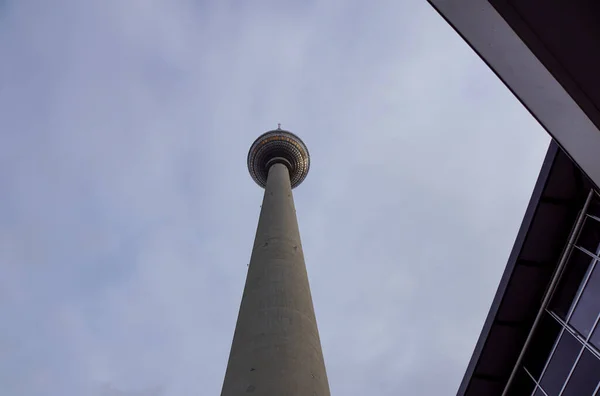 De tv-toren gelegen op de Alexanderplatz in Berlijn, Duitsland — Stockfoto