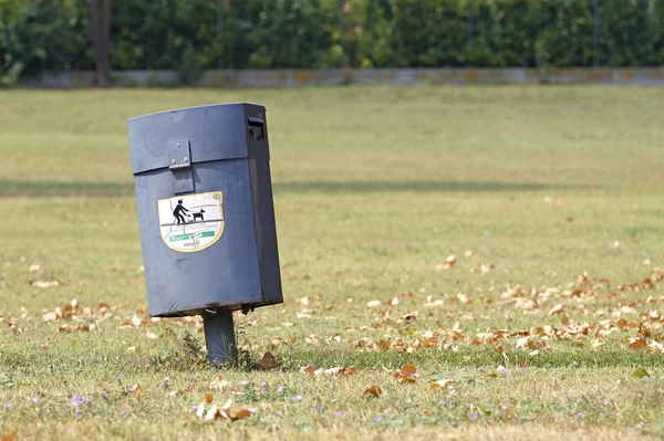 MILÃO, ITÁLIA - 17 de agosto de 2015: cesta para coleta de resíduos orgânicos dos animais em um parque. cidades modernas estão fazendo um bom trabalho para garantir a limpeza e higiene dentro dos parques públicos — Fotografia de Stock