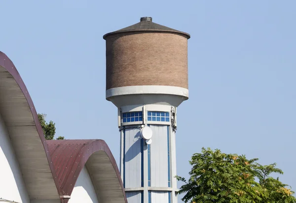 Water tower located in an industrial area — Φωτογραφία Αρχείου