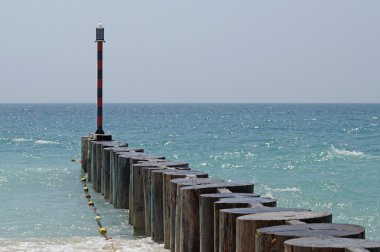 Denizde ahşap çitler