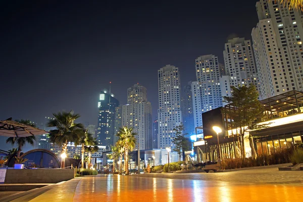 DUBAI, UAE - 17 JUNE 2015 : Promenade in Dubai Marina at night, UAE. Dubai Marina is a district in Dubai with artificial canal city who accommodates more than 120,000 people at Persian Gulf. — стокове фото