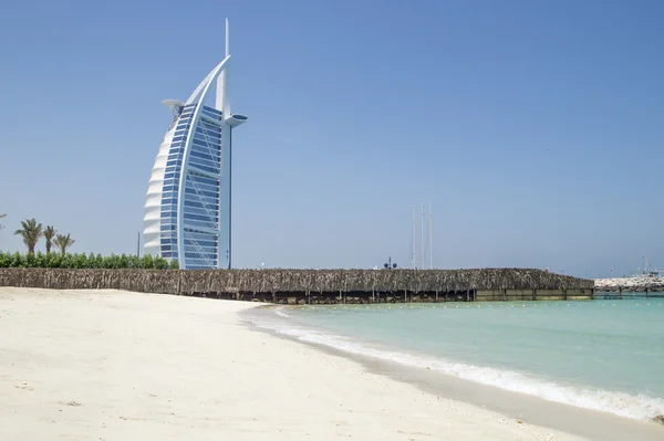 DUBAI, EMIRADOS ARAB UNIDOS - 16 DE JUNHO DE 2015: Burj Al Arab, um dos marcos mais famosos dos Emirados Árabes Unidos. Foto tirada em junho de 2015 . — Fotografia de Stock