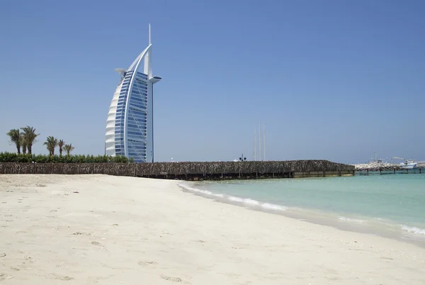 Dubai, vereinigte arabische Emirate - 16. Juni 2015: burj al arab, eines der berühmtesten Wahrzeichen der Vereinigten Arabischen Emirate. Aufnahme vom Juni 2015. — Stockfoto