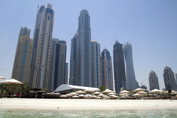DUBAI, Emirados Árabes Unidos 15: praia de Dubai com edifícios em segundo plano. esta cidade está crescendo, e o contraste entre natureza e civilização é notável — Fotografia de Stock