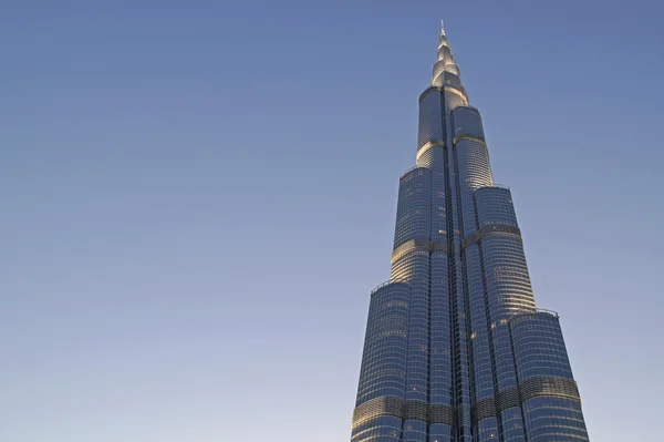 DUBAI, EMIRADOS ARAB UNIDOS - 16 DE JUNHO DE 2015: Dubai e Burj Khalifaat noite. Burj Khalifa é um edifício mais alto do mundo, a 828 metros. Localizado na Sheikh Zayed Road, Emirados Árabes Unidos . — Fotografia de Stock